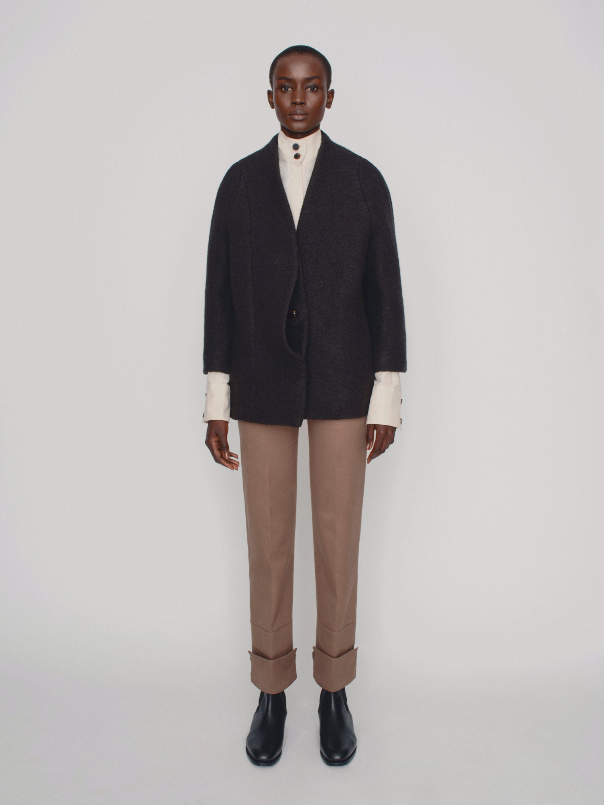 Short wool coat with front three-dimensional concealed buttonhole