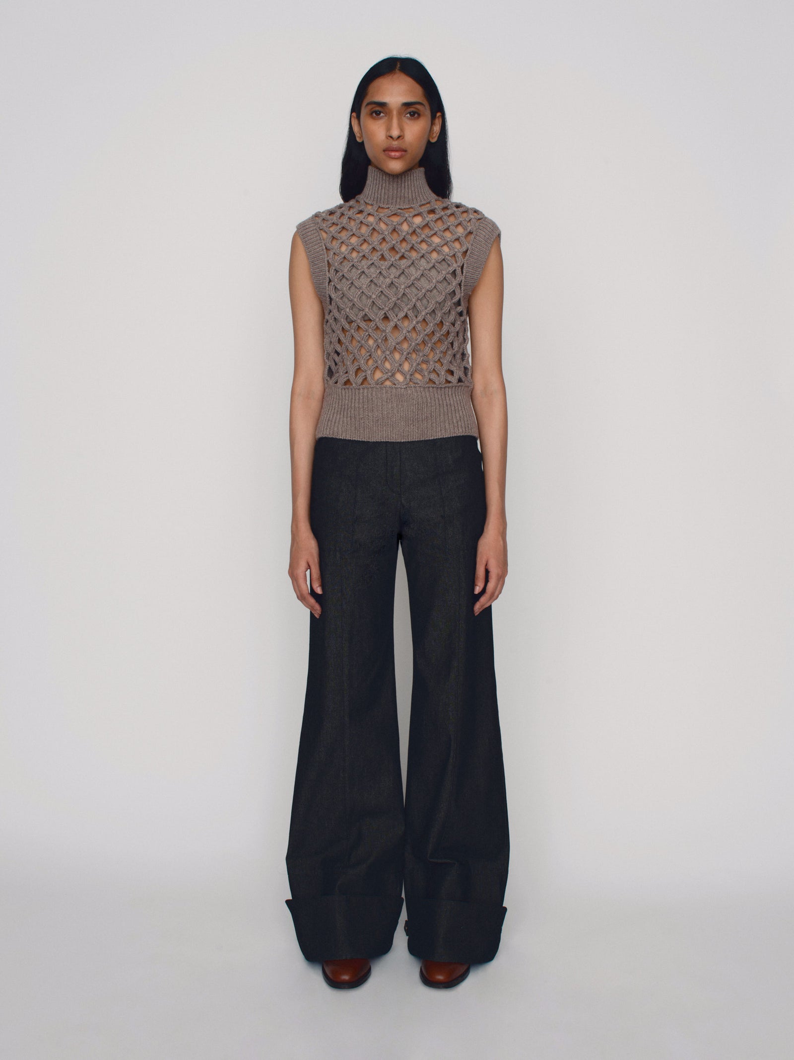 Sleeveless vest in merino wool with crochet front panel in grey