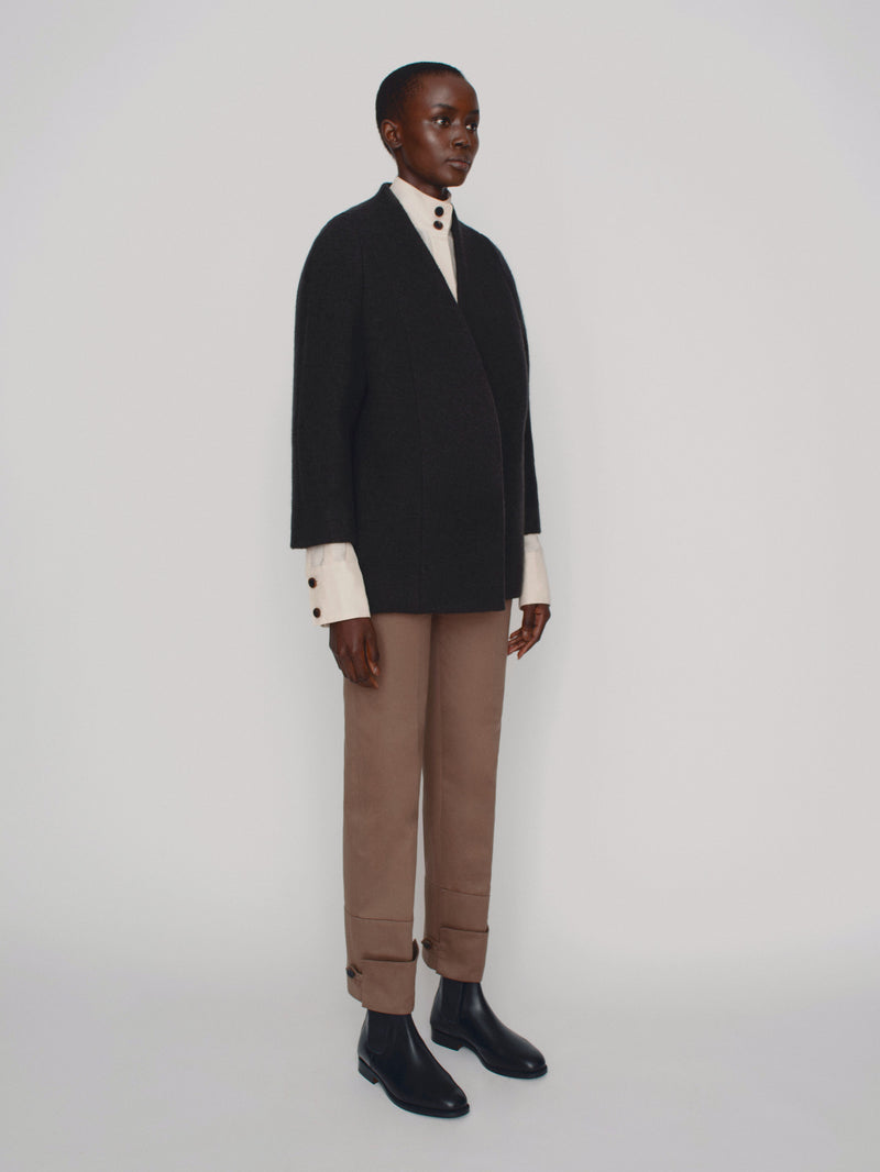 Short wool coat with front three-dimensional concealed buttonhole placket